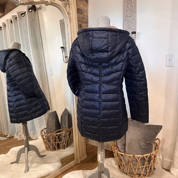 Beautiful classic navy winter puffer coat. French Connection Brand, Large. - Picture 4 of 5